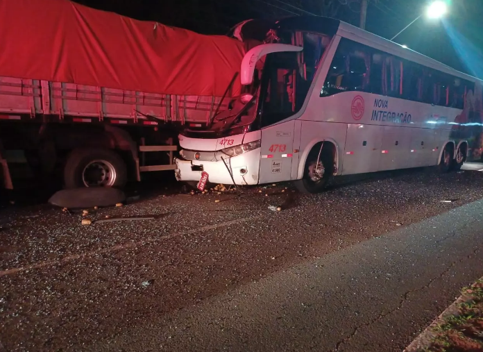 Ônibus colide em traseira de carreta estacionada na Guaicurus e seis ficam feridos