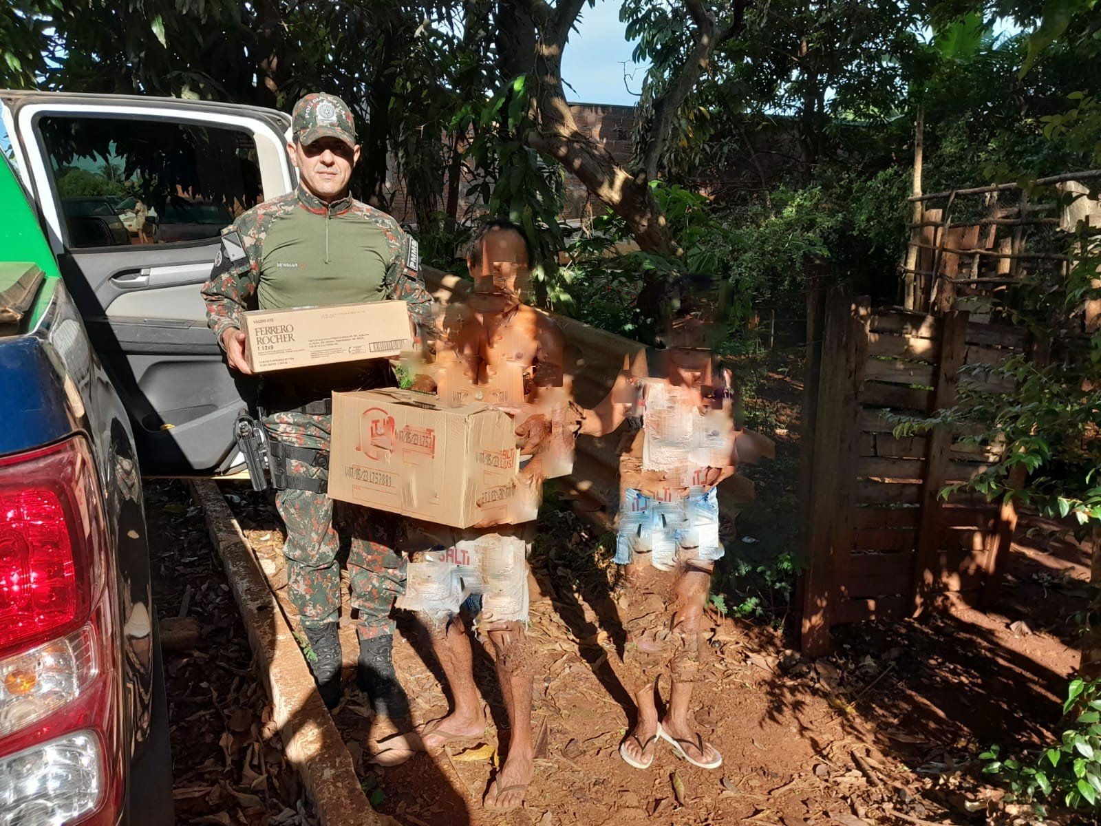 PMA de São Gabriel encontra casal em situação de fome em barraco à margem de córrego, comove-se, adquire e doa alimentos e encaminha os dois para assistência social