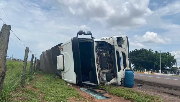 Vinda do Mato Grosso, carreta carregada de algodão tomba na BR-163