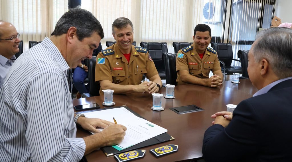 Governador dá posse ao novo comandante e subcomandante do Corpo de Bombeiros