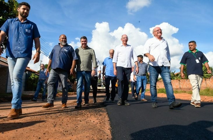 Governo do Estado entrega rede de esgoto, arena esportiva, feira para produtores e lotes em Rio Verde