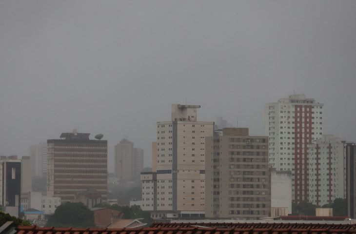 Chuva e temperatura em queda marcam a previsão do tempo a partir de hoje em MS