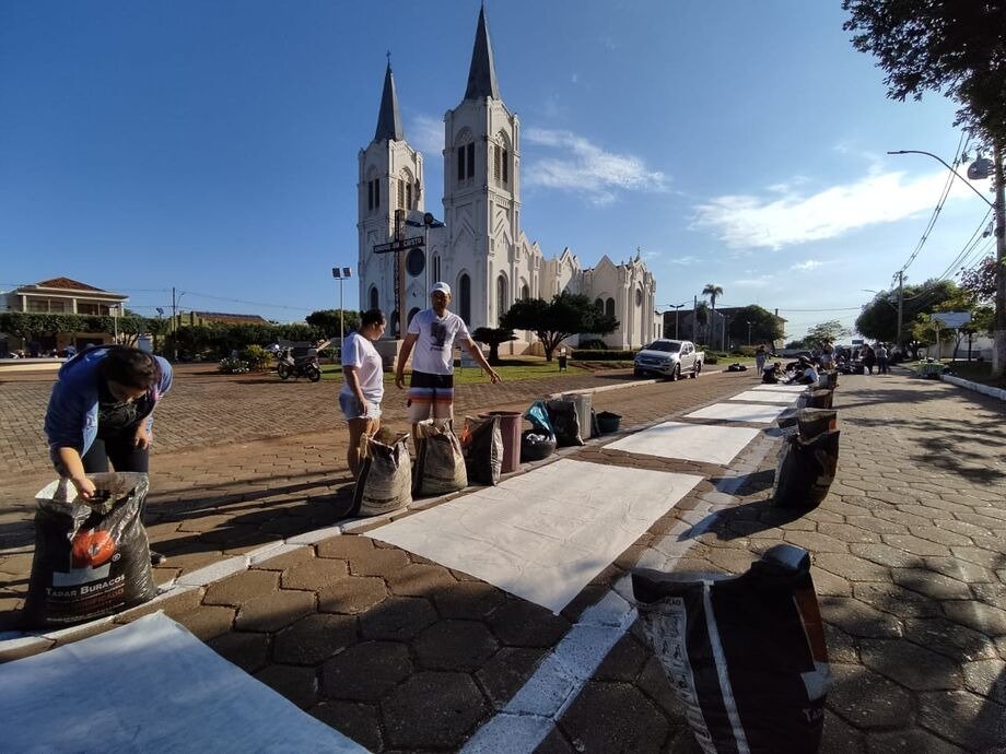 Aquidauana celebra Corpus Christi com união de fiéis na confecção dos tapetes