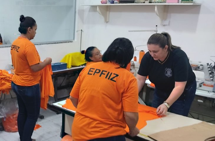 Oficina de costura em presídio ocupa e profissionaliza detentas com a produção dos próprios uniformes