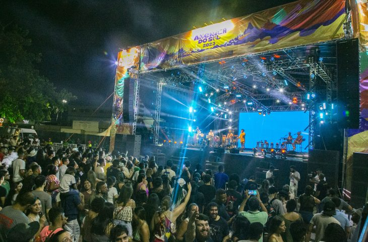 Com licença do rap, Criolo toca samba, dedica show a professores e faz praça cantar com a alma