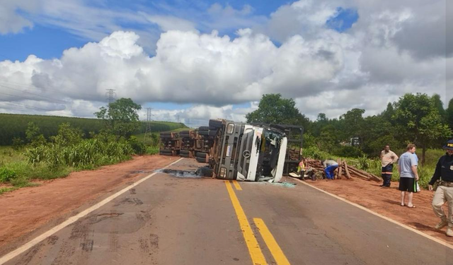 Tombamento de carreta com toras de eucalipto interdita a BR-262