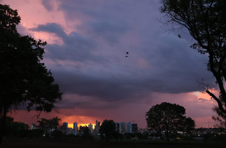 Em meio às altas temperaturas, domingo tem tempo instável e probabilidade de chuva