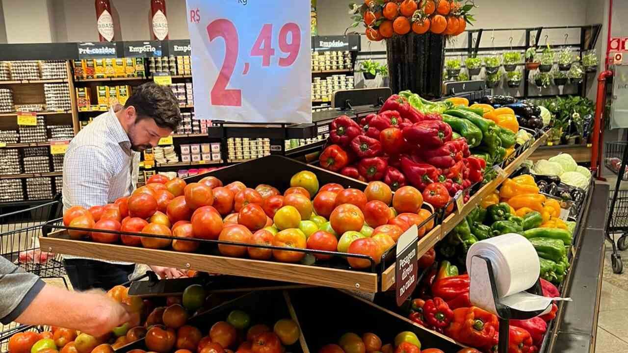 Preço do tomate cai 45% e influencia no custo da cesta básica de Campo Grande em julho