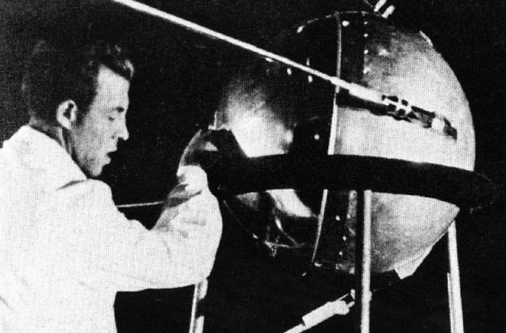 MIS e Cineclube A Boca exibem a comédia brasileira ‘O Homem do Sputnik’ nesta quinta