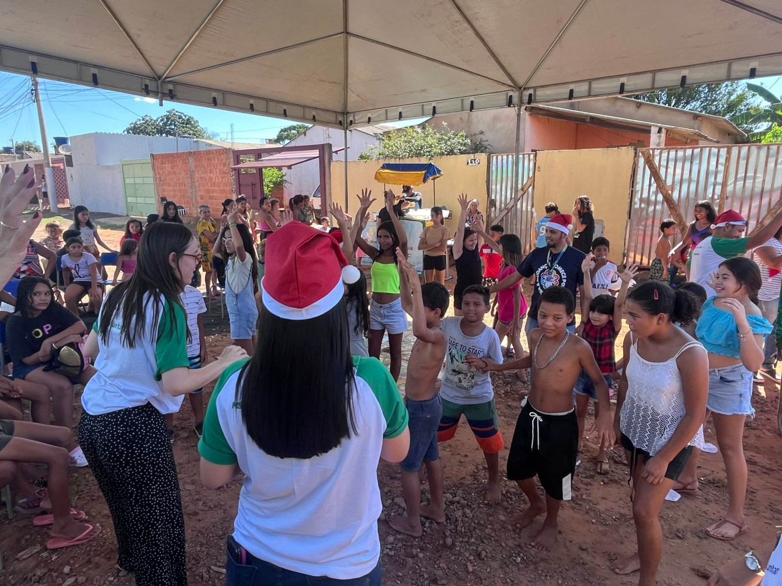 MS Florestal realiza entrega de presentes para projeto social no Vespasiano Martins